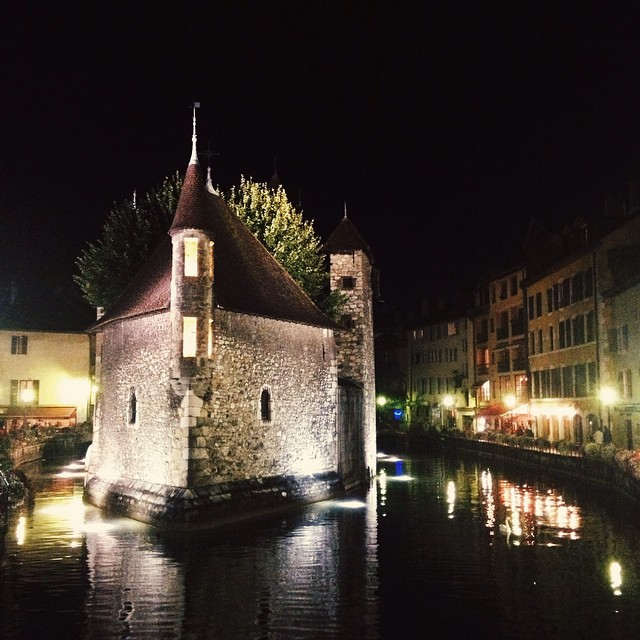 Balade nocturne dans la vieille ville d'Annecy