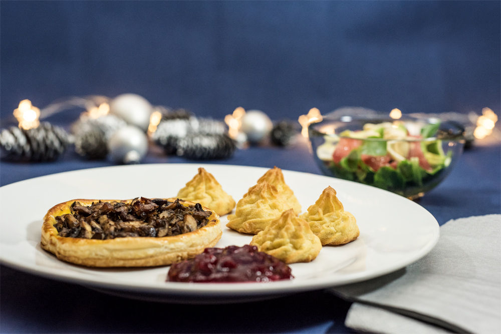 Tartelettes aux champignons, pommes duchesses, sauce aux airelles