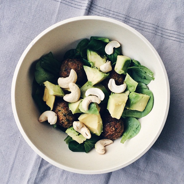 Le retour des petites salades: mâche, falafels, avocat et noix de cajou