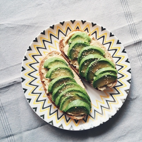 Tartines toastées au houmous maison, citron et avocat