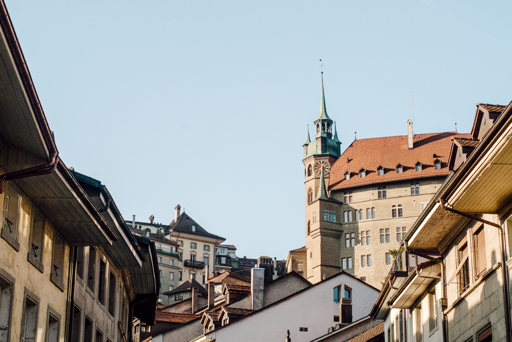 Fribourg – L'Hôtel de Ville au dessus des Escaliers du Court Chemin