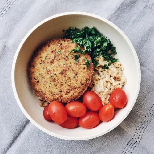 Riz basmati complet aux lentilles corail, galette de pois chiches, tomates dattes et persil frais