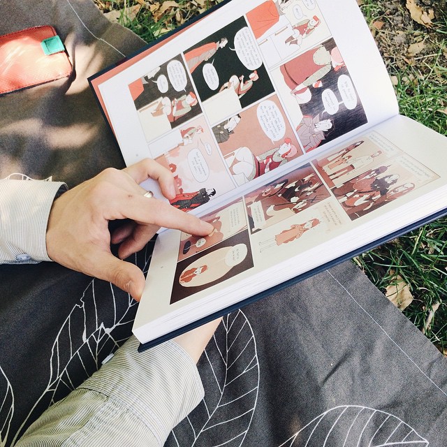 Lecture dans l'herbe