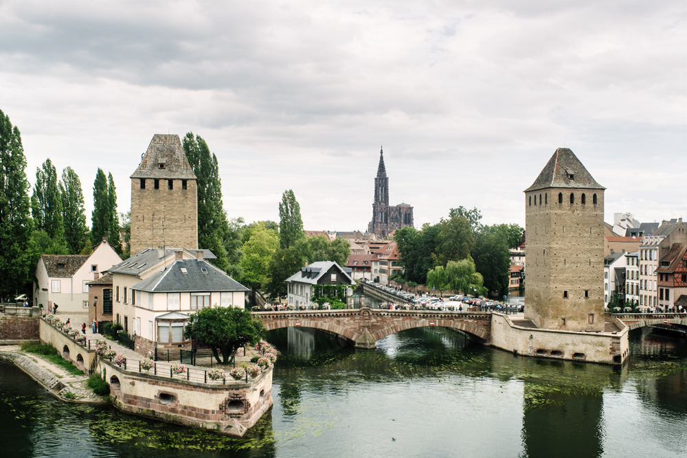 Strasbourg – La Petite France – Vue sur les Ponts Couverts et la Grande Île depuis le barage Vauban