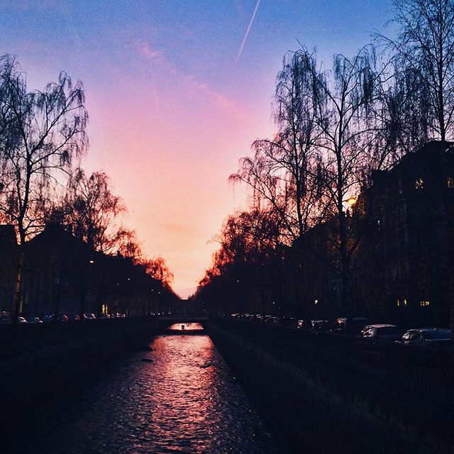 Coucher de soleil au dessus du canal