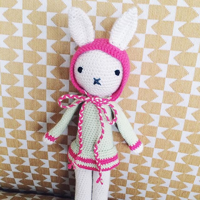 Le cadeau de Noël fait main pour ma sœur, une petite poupée-lapin au crochet