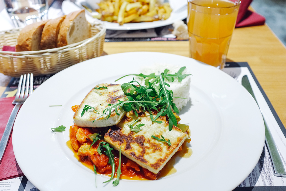 Tranches de tofu grillées, légumes poellés et riz basmati