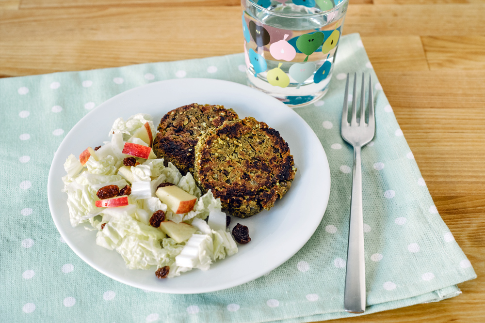 Galettes de lentilles vertes, salade de chou chinois, pomme et raisins secs