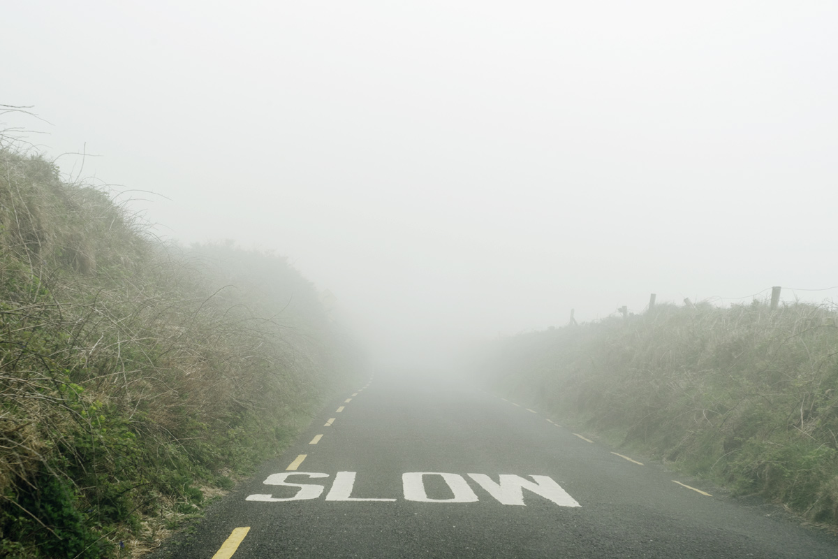 Road trip en Irlande – Route irlandaise sous le brouillard