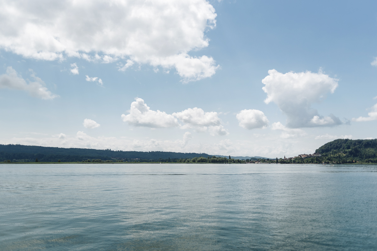 Vue sur les rives du lac de Bienne depuis le bateau