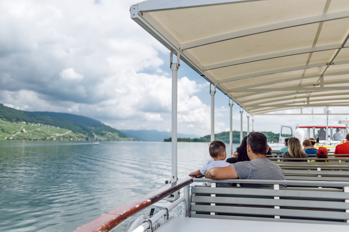 Vue sur les rives du lac de Bienne depuis le bateau