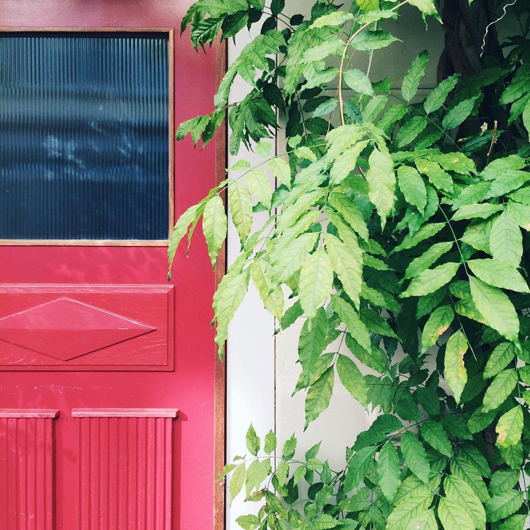 Une jolie porte rouge dans une rue de Bienne