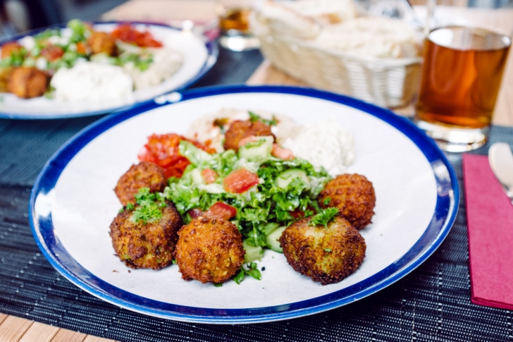 Assiette de falafels, boulettes de légumes et salade orientale