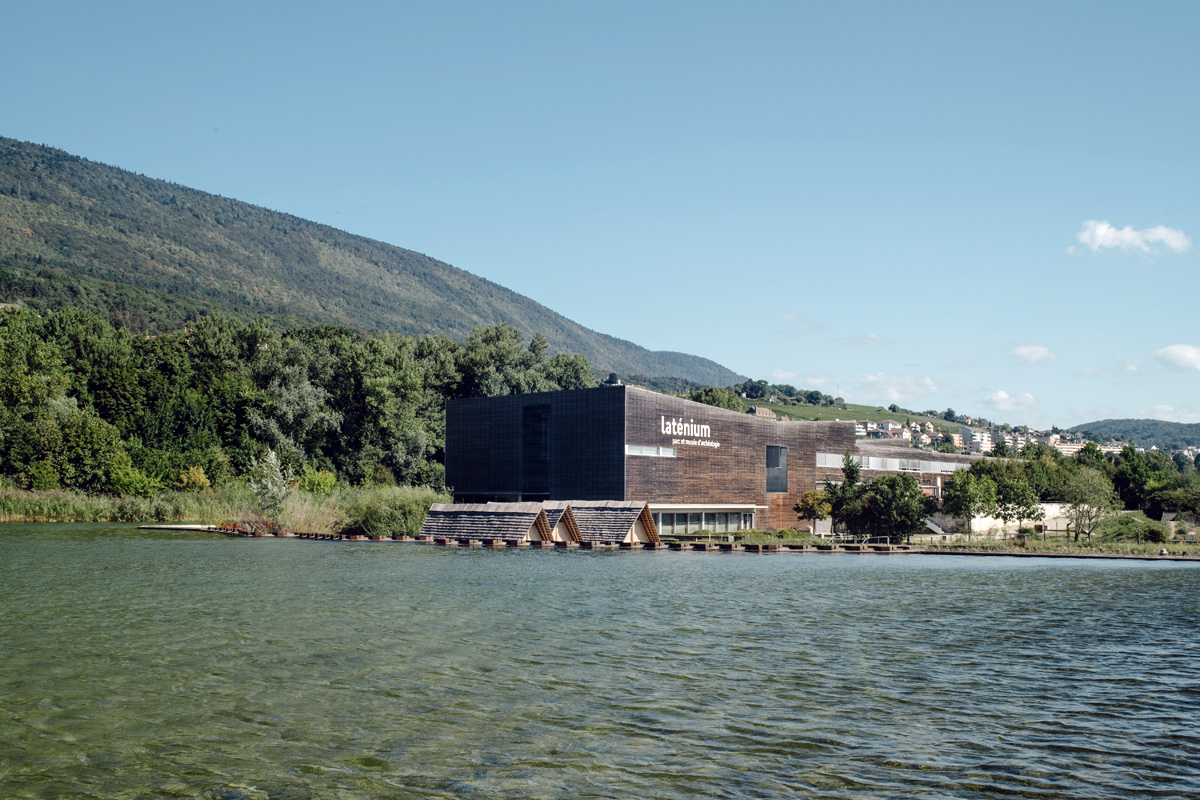 Laténium – Parc et musée d'archéologie de Neuchâtel – Étang surrélevé qui restitue le niveau du lac de Neuchâtel avant la correction des eaux du Jura