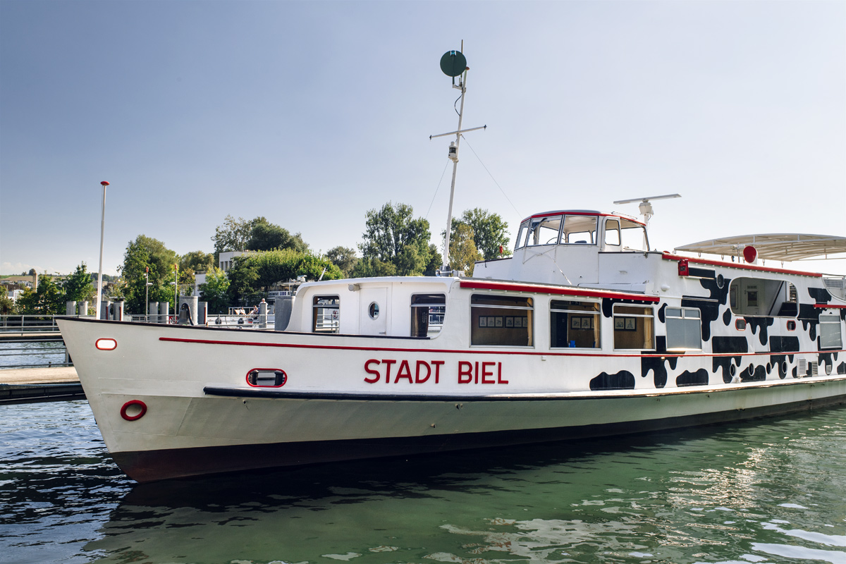 Le Stadt Biel ancré au port de Bienne