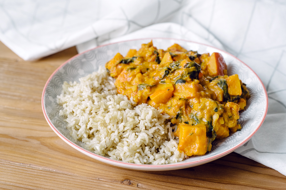 Curry végétalien de potimarron, lentilles corail et épinards