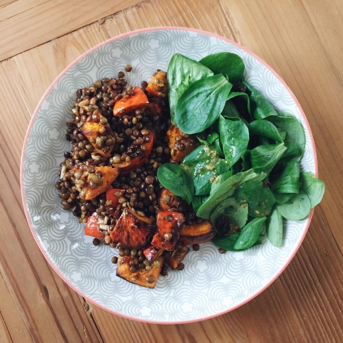 Potimarron rôti au four, lentilles vertes à l'ail et au citron, salade de doucette