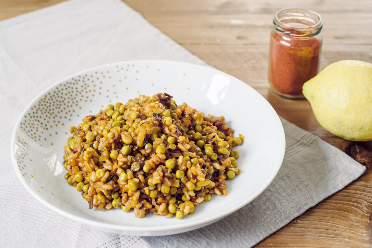 Recettes végétaliennes rapides: riz aux épices, lentilles et petits pois