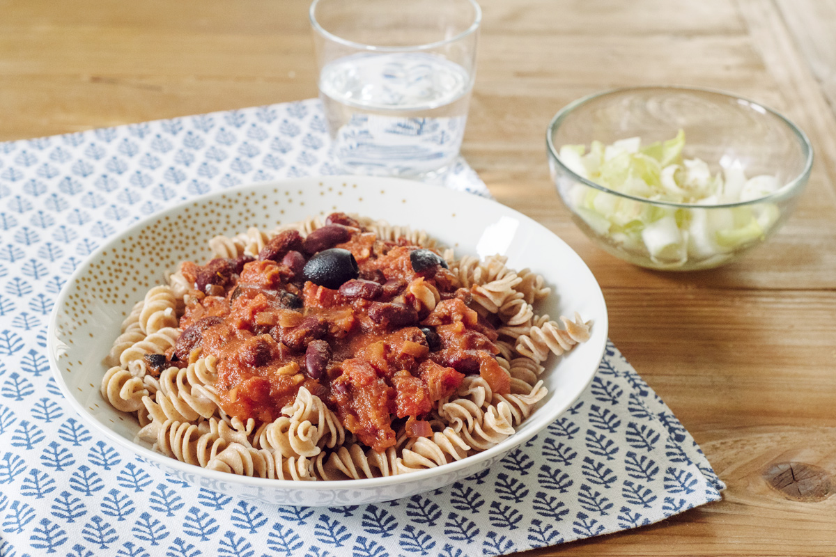 Recettes végétaliennes rapides: pâtes à la sauce tomate, olives noires et haricots rouges