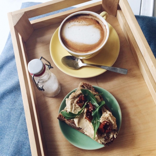 Tartine de houmous et latte au lait d'avoine