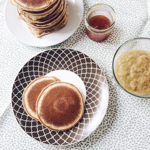 Pancakes végétaliens et compote de rhubarbe maison