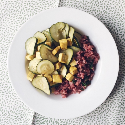 Mélange de riz de Camargue, courgette poellée et tofu au curry