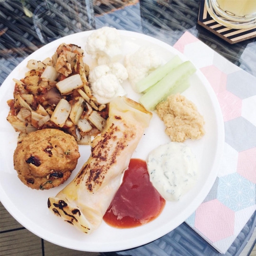 Buffet végétalien: poellée de légumes, muffin aux tomates séchées, rouleau de printemps