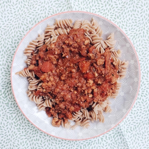 Pâtes sauce bolognaise végétalienne au tofu rosso et protéines de soja texturées