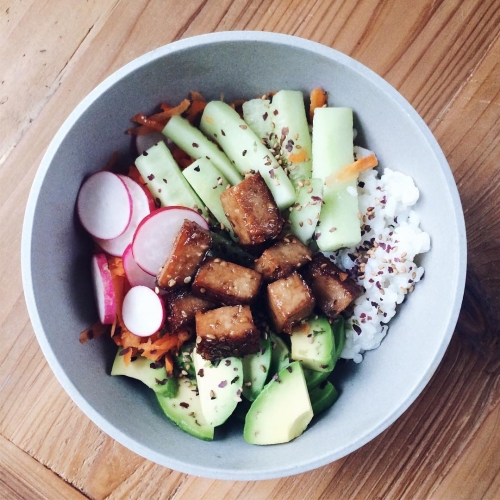 Chirashi végétalien: riz vinaigré, tofu fumé caramélisé, crudités