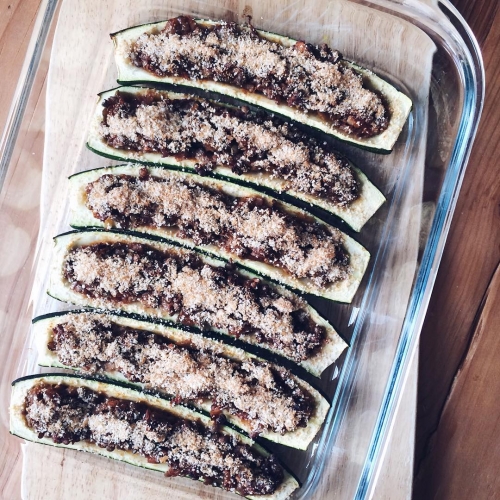 Demi-courgettes farcies aux lentilles vertes, riz rouge, ail et oignon