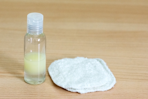 Démaquillant pour les yeux à l'eau de bleuet, huile d'amande douce et huile de ricin