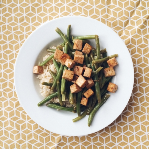 Tofu caramélisé, haricots à l'ail et riz complet