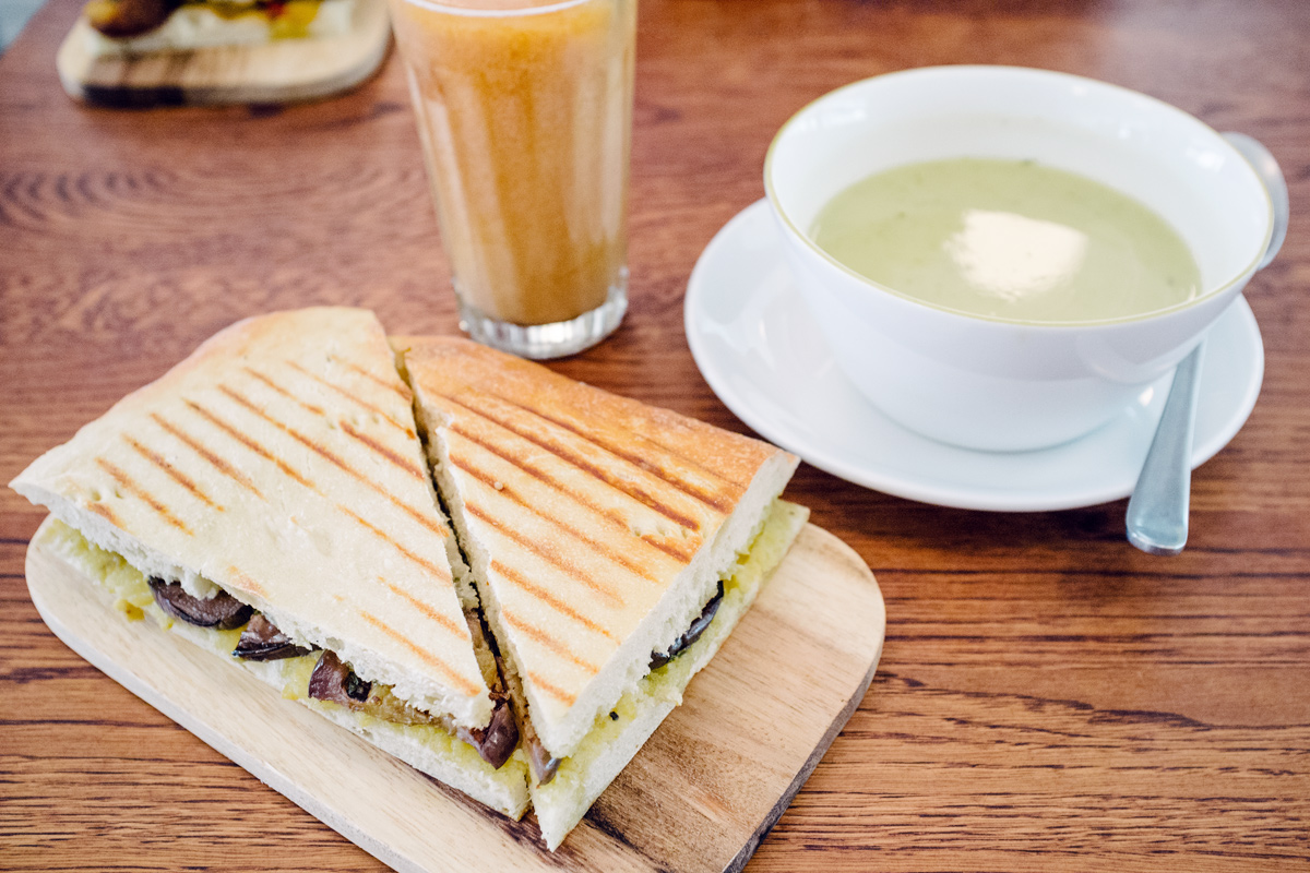 Focaccia grillée et fourrée aux légumes, soupe de courgettes