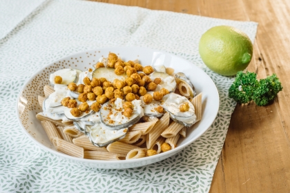 Pâtes sauce crémeuse aux courgettes et citron, pois chiches épicés rôtis