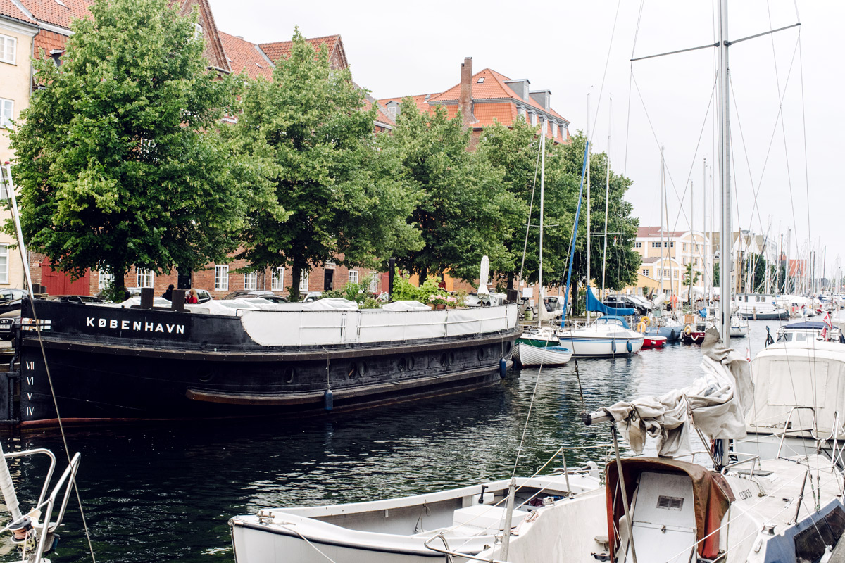 Copenhague, bâteaux amarés le long des quais de Christianshavn