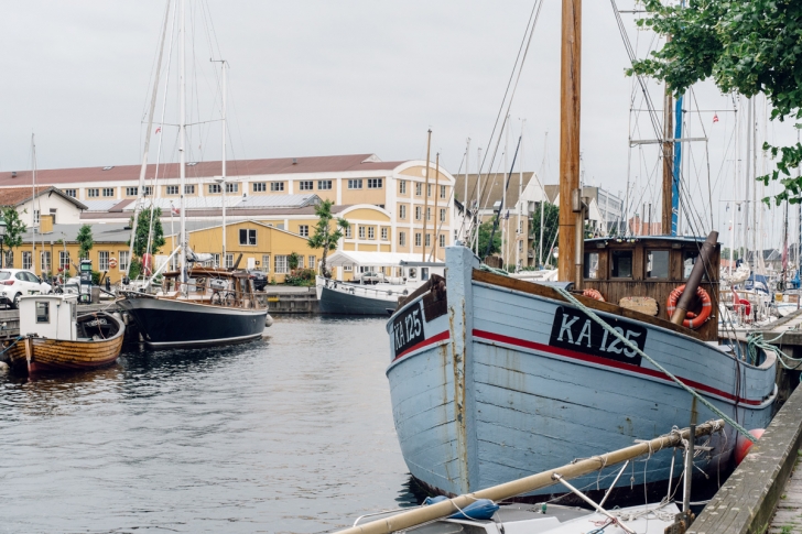 Copenhague, bâteaux amarés le long des quais de Christianshavn