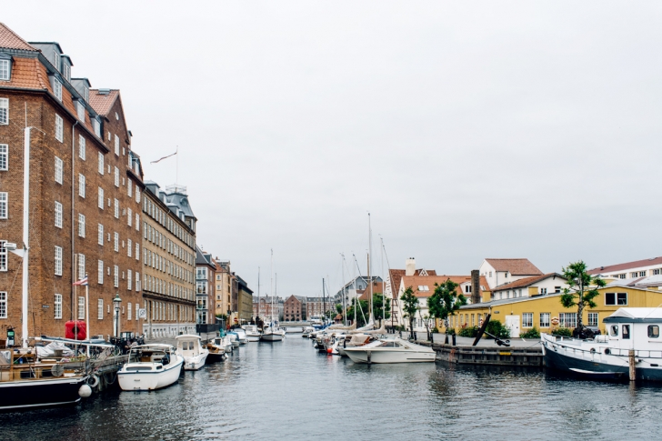 Copenhague, bâteaux amarés le long des quais de Christianshavn