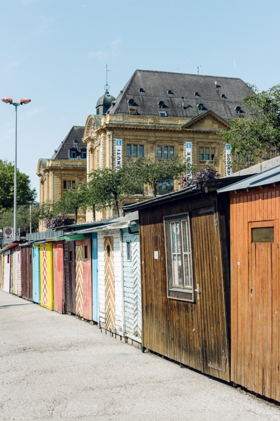 Les cabanons du port de Neuchâtel et l'Hôtel des Postes