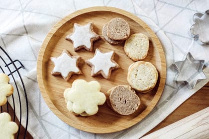 Biscuits de Noël végétaliens – Étoiles à la cannelle, Milanais à l'orange, sablés au citron, sablés aux épices de Noël