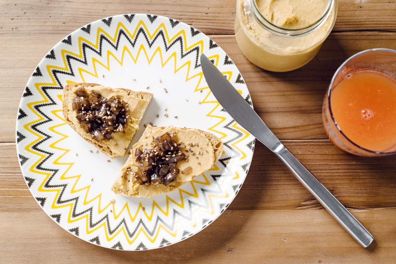 Tartines de houmous et confit d'oignon