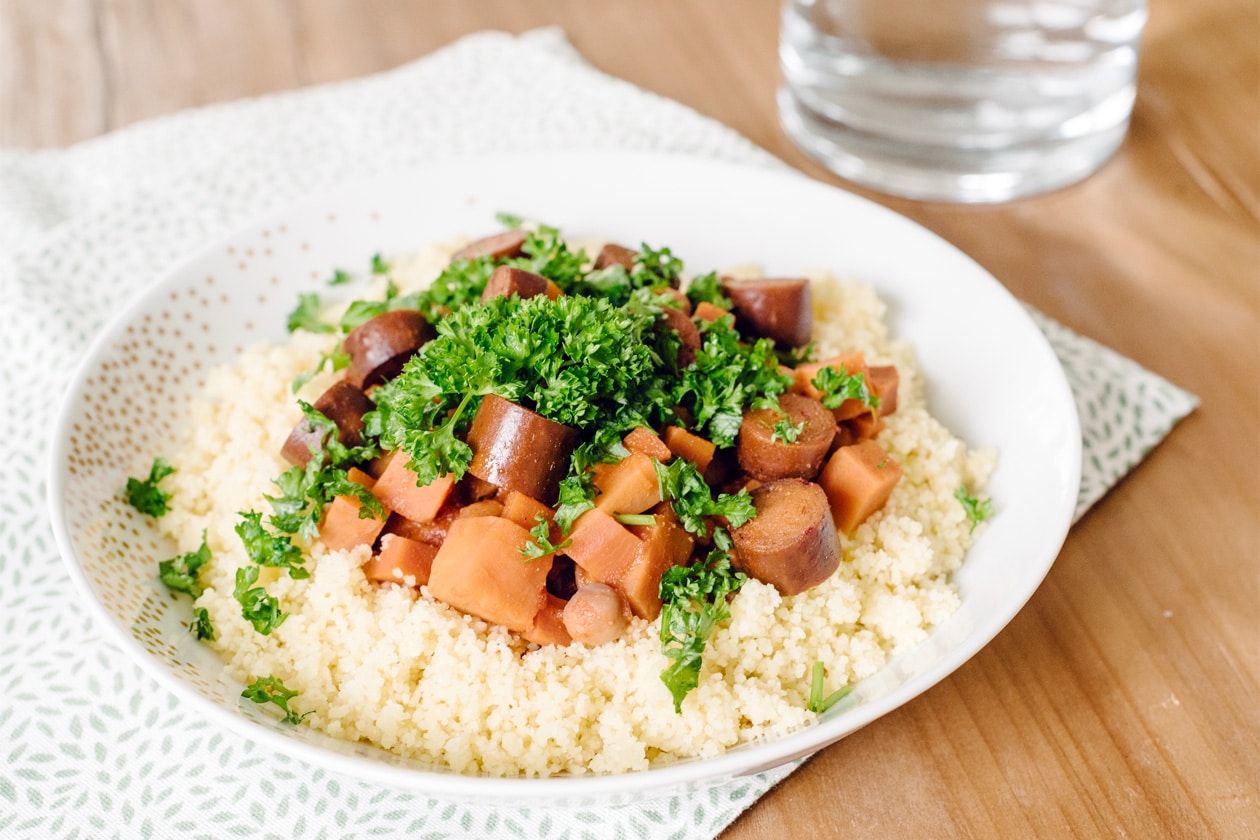 Couscous végétalien aux carottes, patates douces, pois chiches et merguez végétales