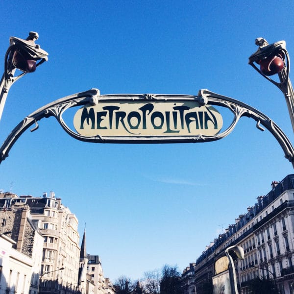 Enseigne art nouveau du métro parisien