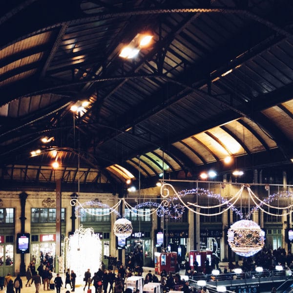 Paris, la Gare de Lyon décorée et illuminée pour les fêtes de fin d'année