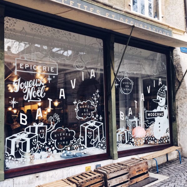 Vitrine décorée de l'épicerie Batavia en vieille ville de Bienne