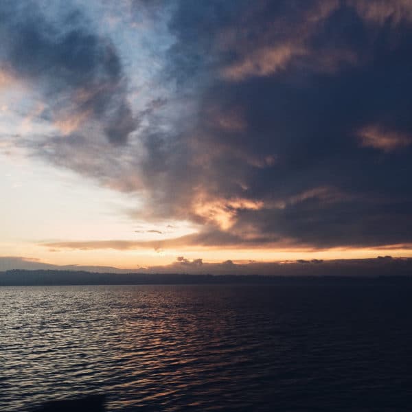 Lever du soleil derrière le lac de Bienne