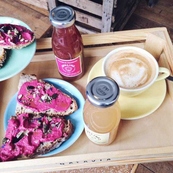 Petit déjeuner rose et jaune chez Batavia, à Bienne