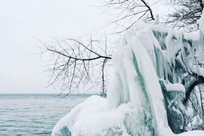 Les rives du lac de Neuchâtel sous la neige