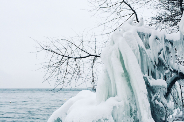 Les rives du lac de Neuchâtel sous la neige
