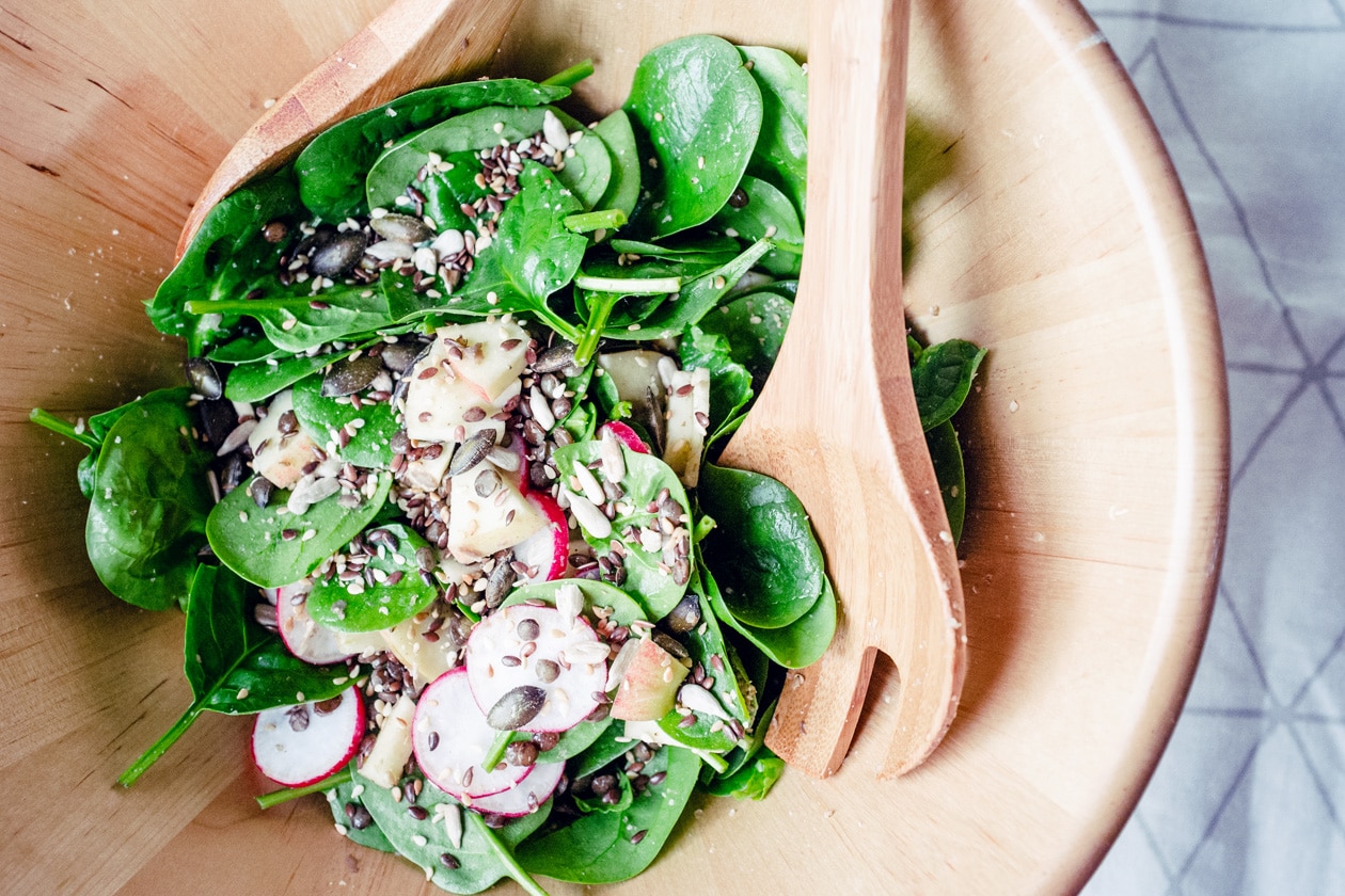 Idées de repas végétaliens: salade de lentilles vertes, épinards, radis, pomme