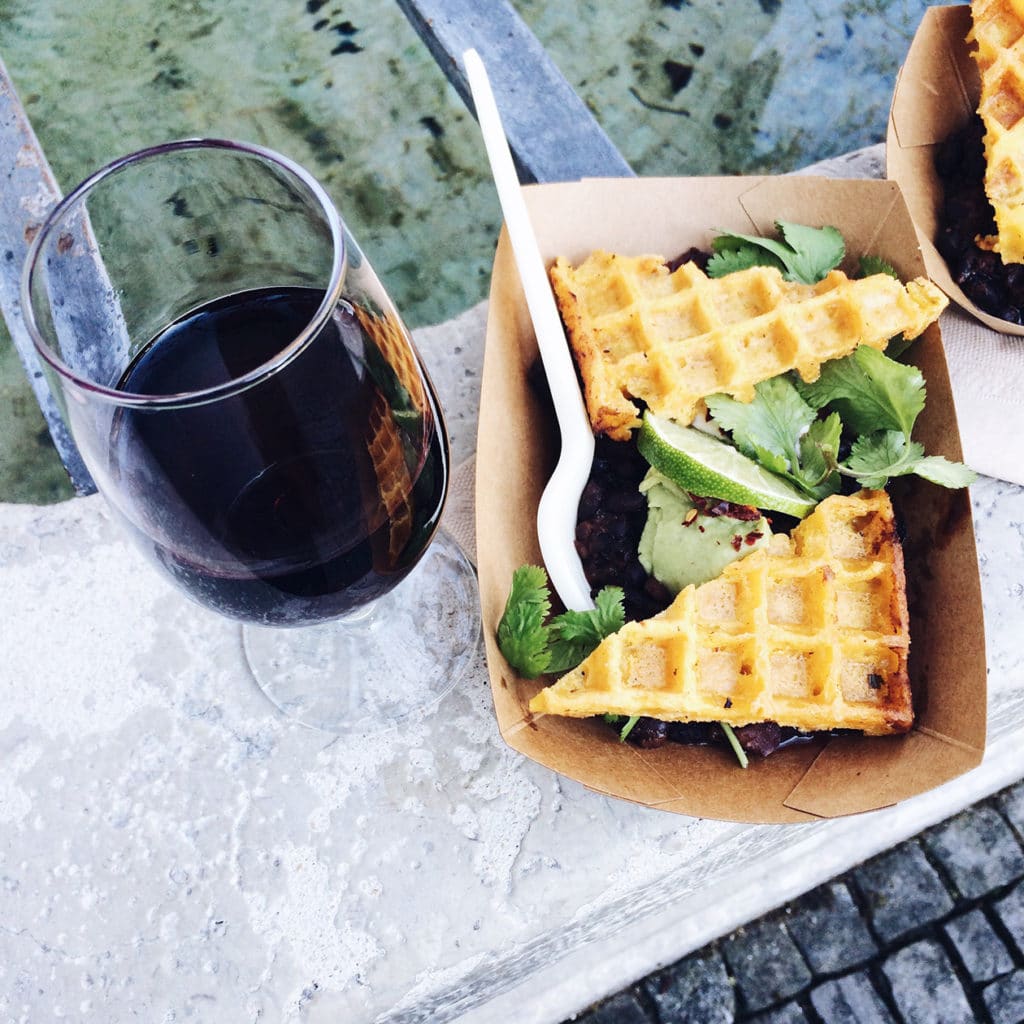Repas végétalien et verre de vin au First Friday
